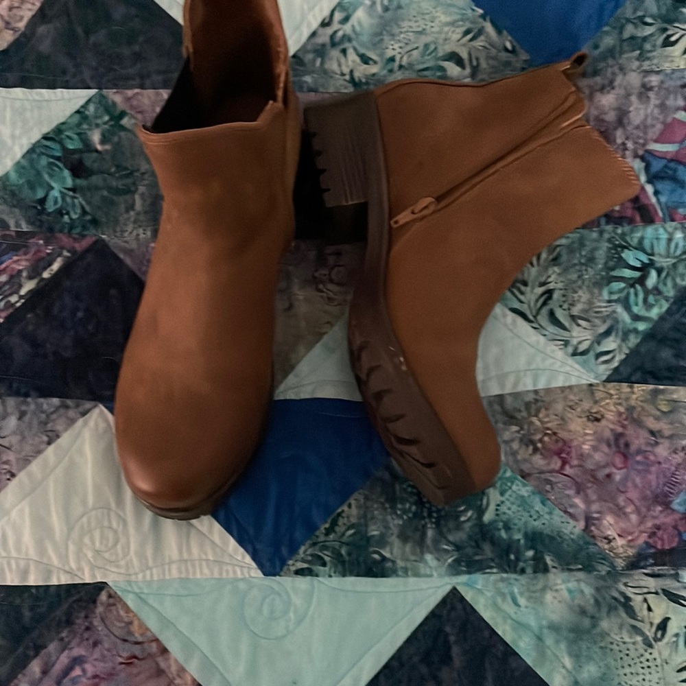Nearly new! Tan ankle zip boots; Best for size 8